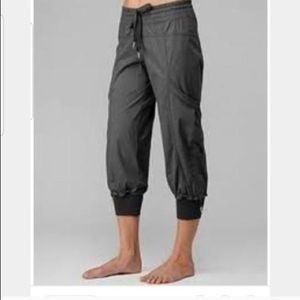 RARE lululemon Seek the Peak Crops